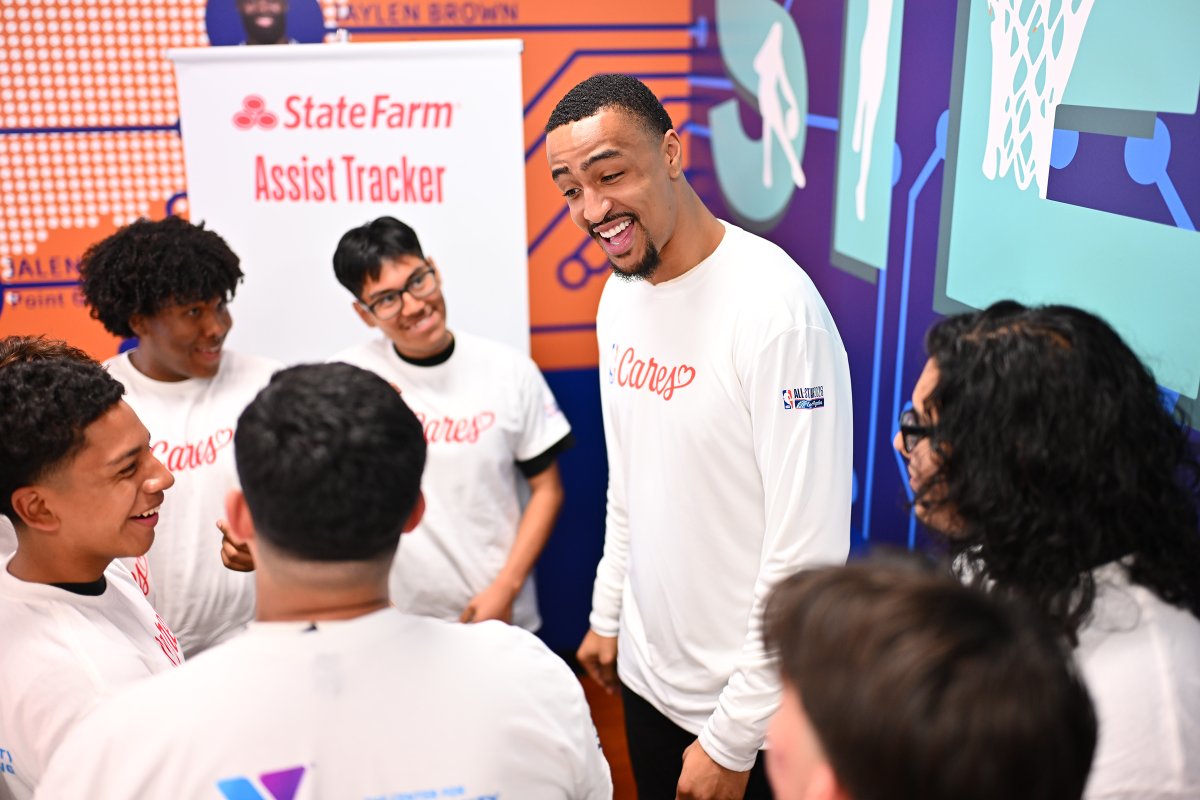 🌟 As part of #NBAAllStar weekend and in celebration of the Y-USA’s 175th Anniversary, the NBA teamed up with State Farm, the LA Clippers & Heart of America to renovate multiple youth serving spaces including a STEAM Education Lab, Teen Center, and basketball court at the Weingart ymca. 🌟