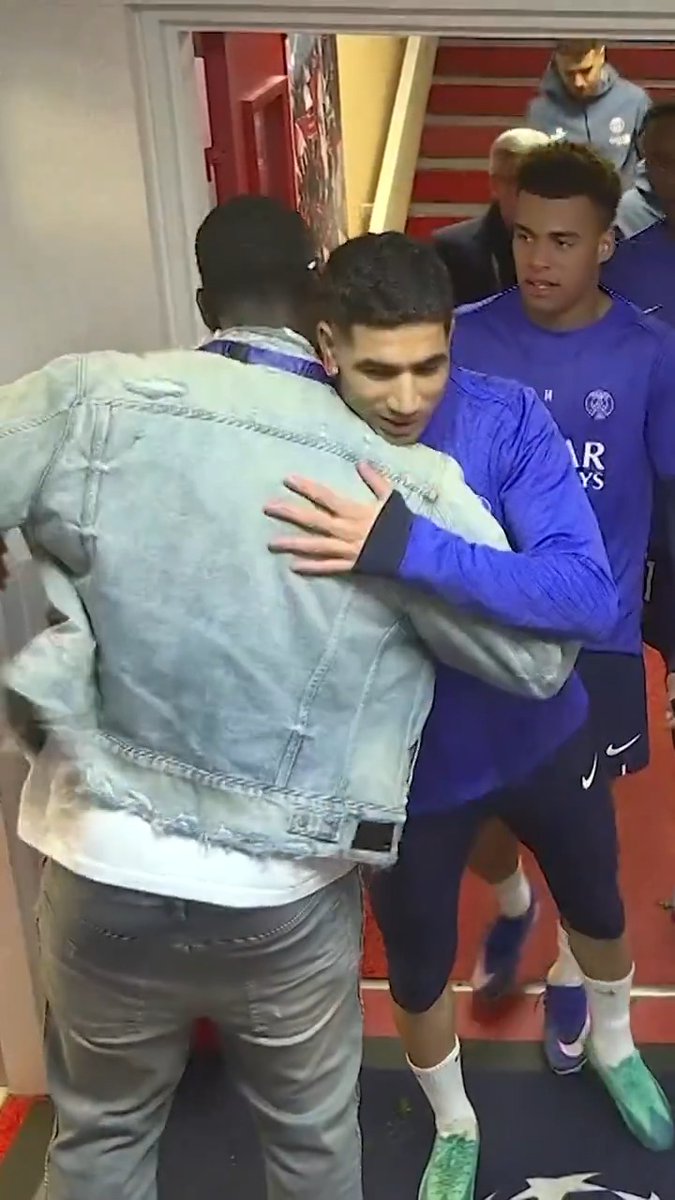 Paul Pogba dapping up the PSG boys 🔥🤝