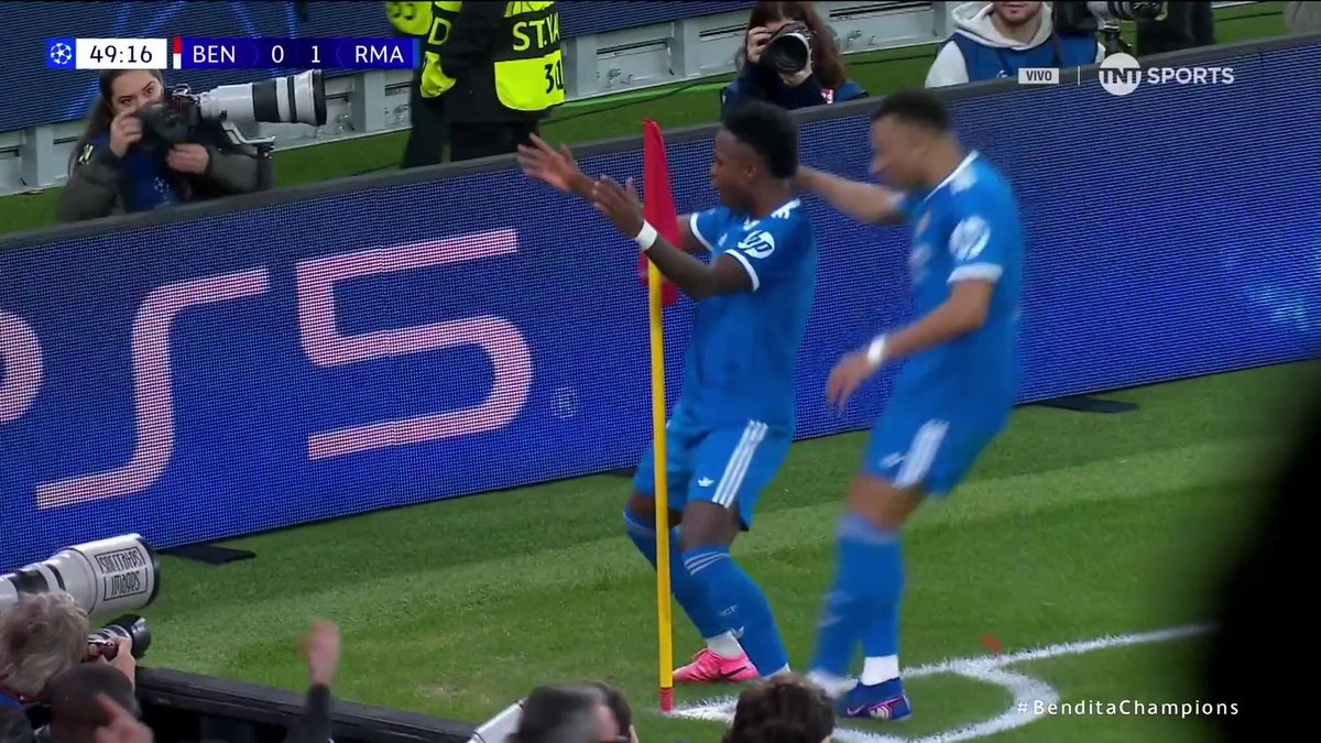 ¡VI-NÍ-CIUS! Señor golazo del brasileño para silenciar el Estadio Da Luz. Majo González SL Benfica 0-1 Real Madrid C.F.