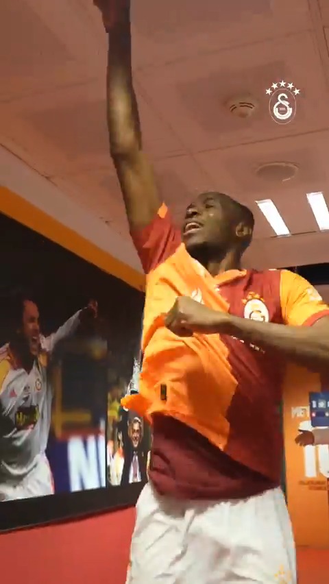 😅 Victor Osimhen, maç sonu sevinç yaşarken çatıyı indiriyor.