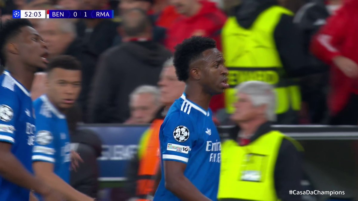 O momento que o Vini denuncia o Prestianni. Aparentemente o Vini diz que o jogador do Benfica chamou ele de “Mono”. O árbitro ativou o protocolo anti racismo.