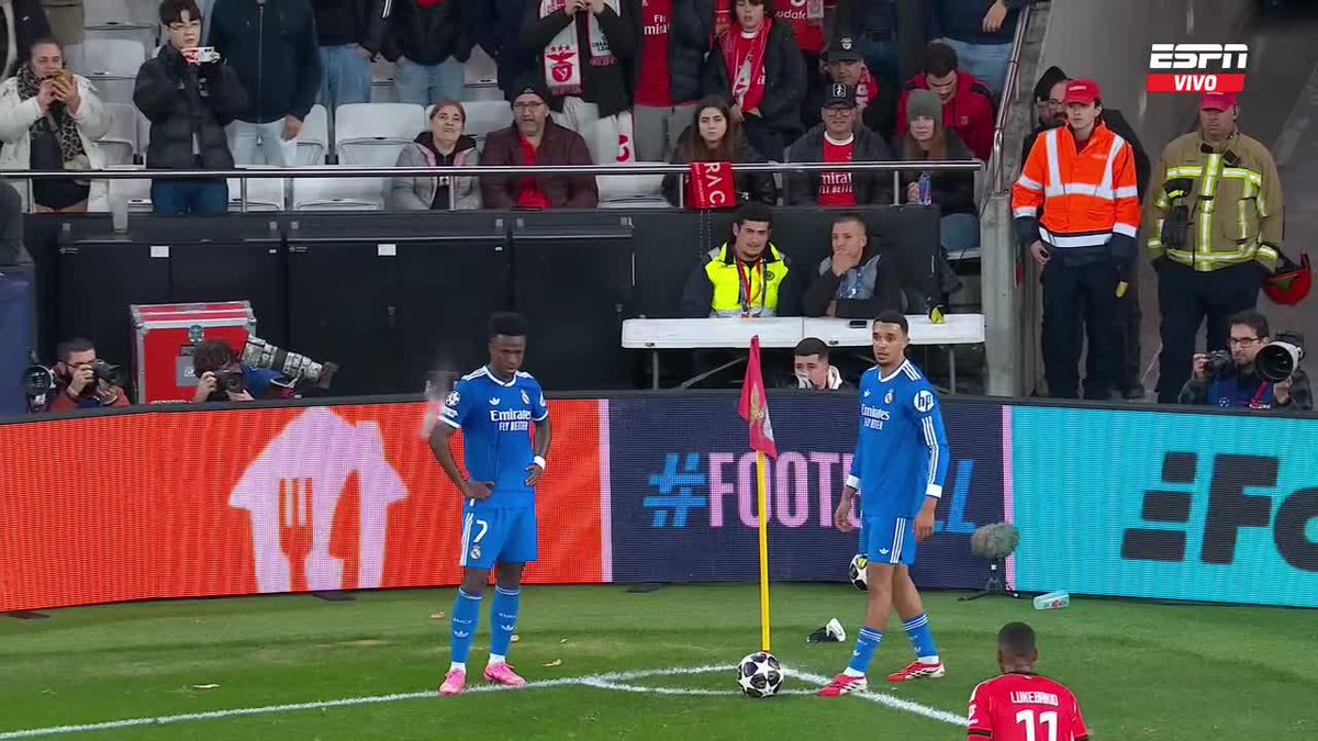¡EL BOTELLAZO QUE LE TIRARON A VINI JR. EN EL FINAL DEL PARTIDO! 📺 Toda la #UCL por #DisneyPlus Plan Premium