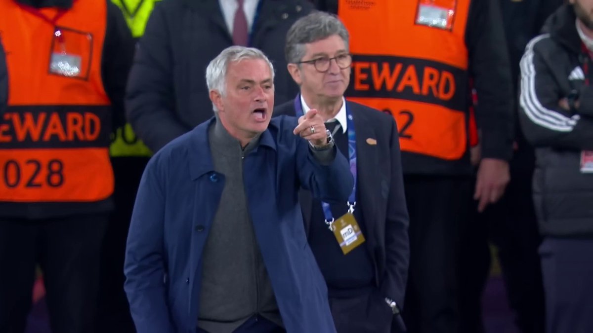 Jose Mourinho sees red in Lisbon 🟥
