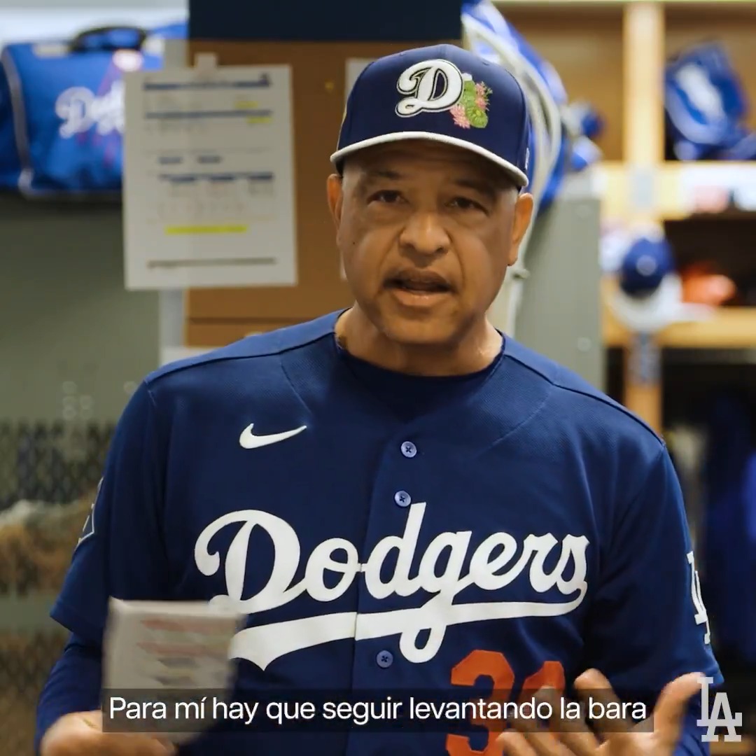 El primer día con el equipo completo empezó con unas palabras de Dave Roberts. #LosDodgersST