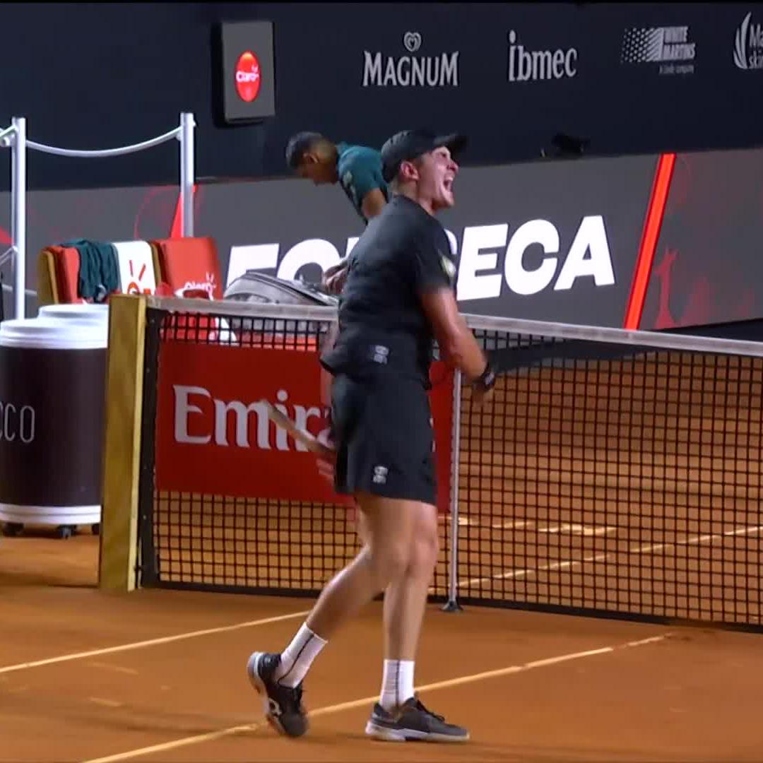 João Fonseca’s reaction after beating Monteiro in Rio. His first win at this event since 2024. Hand to the head. Roaring fist pump to his home crowd. Welcome home. 🥹 🇧🇷💛