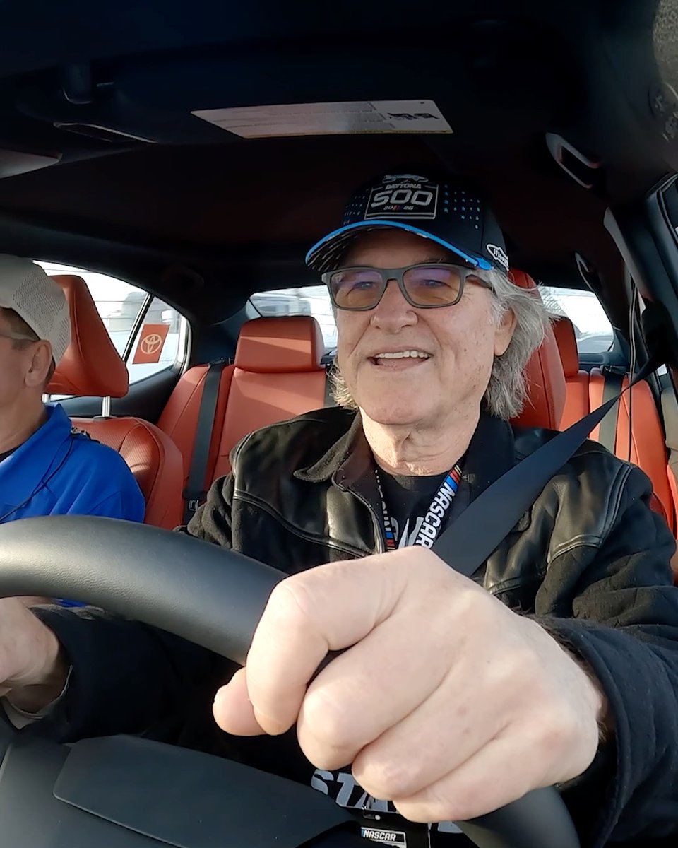Hollywood meets horsepower. Training to be the #DAYTONA500 pace car driver clearly brings a smile to Kurt Russell’s face.