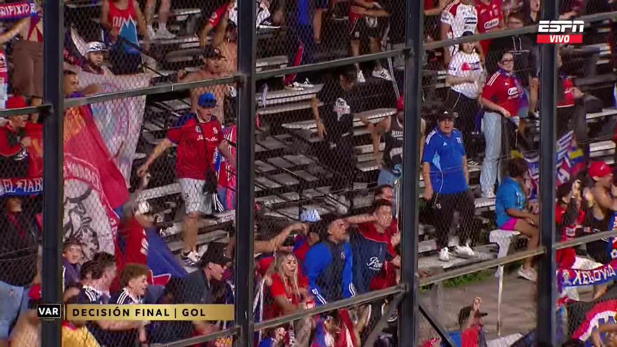 🇨🇴 GOOOL de #DIM. Hayen Palacios con asistencia de Frank Fabra marcó el 2-1 en su visita a #LiverpoolMontevideo al 90’+2 🔴🔵