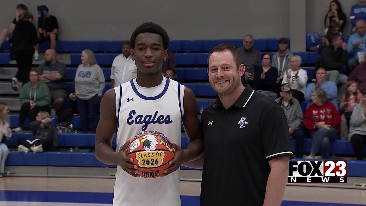 OU football signee Zizi Okwufulueze (Xavier “ZiZi” Okwufulueze) can hoop too. The Rejoice Christian star was honored pregame tonight for joining the 1,000 pt club and then proceeded to put on a show.