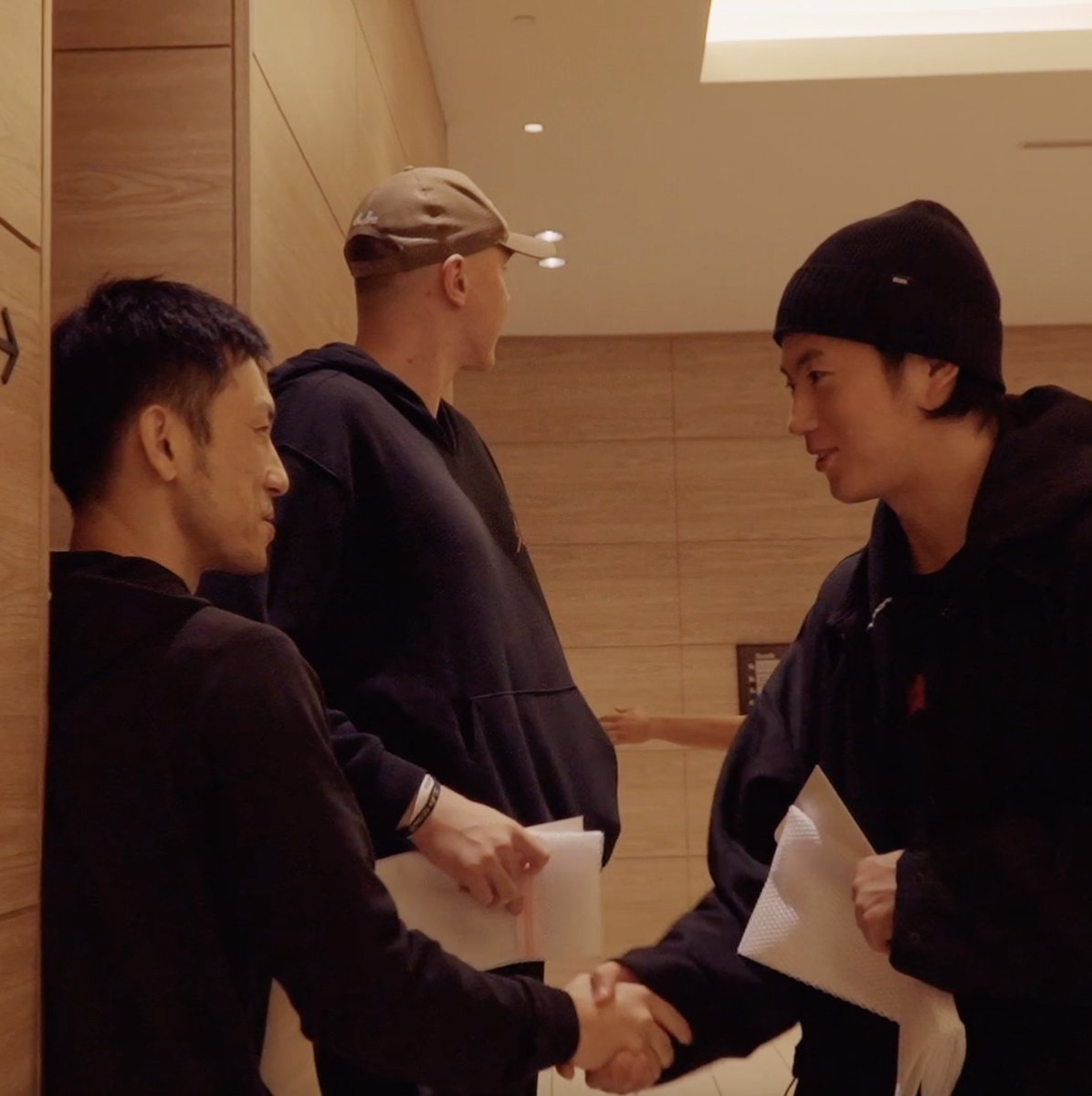 🤝🇯🇵 選手たちを出迎える吉本泰輔AC(Grand Rapids Golds/Denver Nuggets) #AkatsukiJapan #FIBAWC x #StepItUp