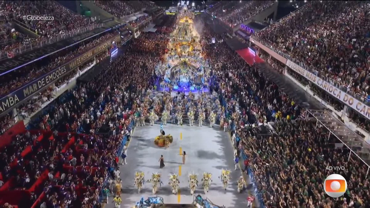 Martinho da Vila desfila no Pede Passagem da Vila Isabel. #Globeleza