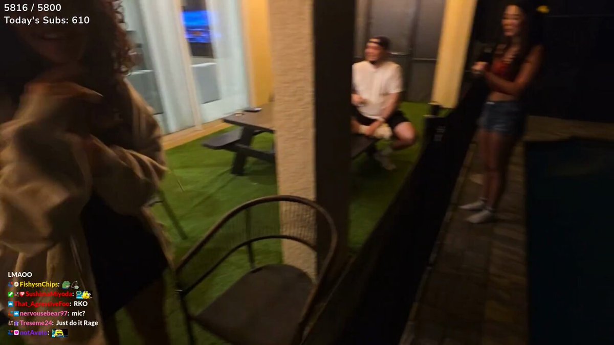 YourRAGE pushes ExtraEmily into the pool while Cinna almost pushes him 💀