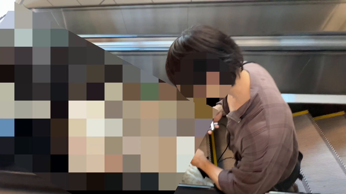 傘の先端に小型カメラを付け、ロングスカートの女性の足の間からスカート内を盗撮した疑いがある男さん 男さんは小型カメラの映像をスマホに飛ばし、リアルタイムで確認しながら盗撮していた疑いがある バレたと気がつくと即逃走 車道を全速力で逃走するも転倒し 通りすがりの警察官に現行犯逮捕される 警察官に囲まれた男さんは、なんと過去にも同様の事で捕まっていたようだ 手錠をかけられ現行犯逮捕が成立 無事警察署へ連行 国民が思ってる100倍は盗撮犯が社会に紛れ込んでいる なんとかして盗撮をしている人間を減らすべきだ