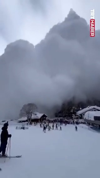 İtalya'nın Courmayeur kenti yakınlarında çığ düşmesi sonucu 2 kişi hayatını kaybetti.
