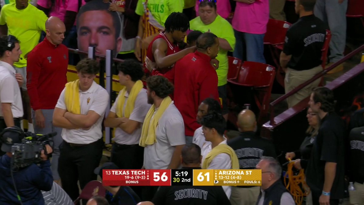 JT Toppin heads to the locker room following an apparent right leg injury.