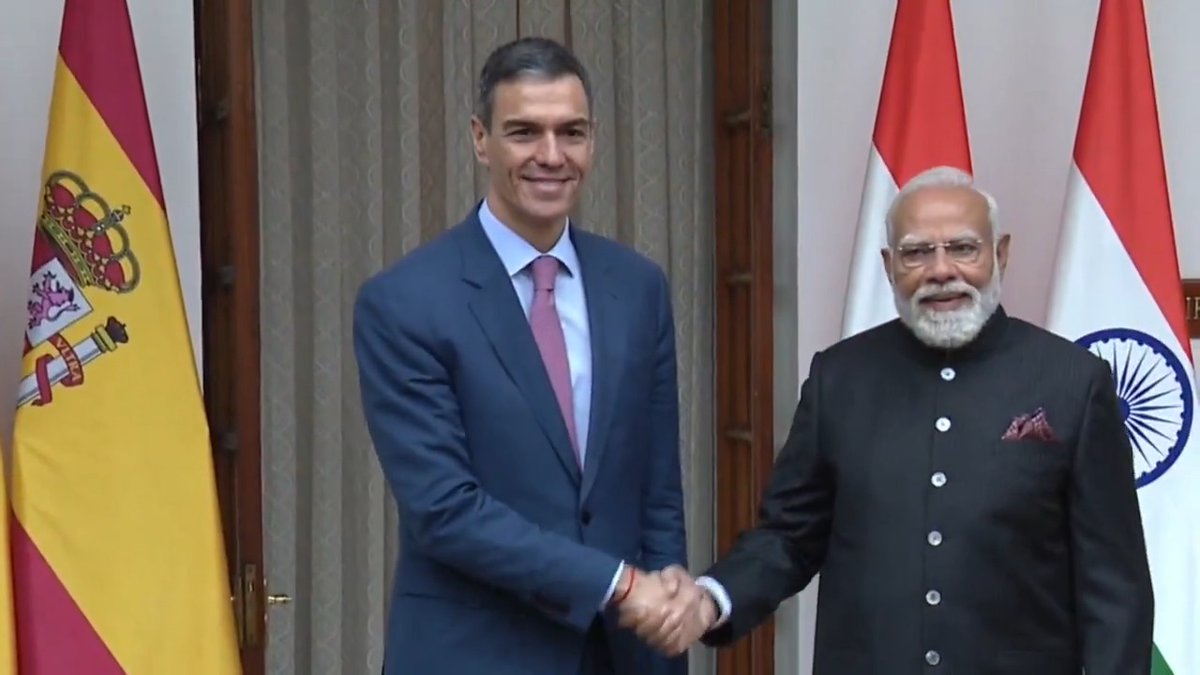 Junto al primer ministro Narendra Modi he constatado el buen estado de las relaciones entre España e India, que seguiremos fortaleciendo. Le he felicitado por la organización de la Cumbre sobre el Impacto de la Inteligencia Artificial. Compartimos la necesidad de seguir dando pasos hacia una IA que ponga a las personas en el centro.