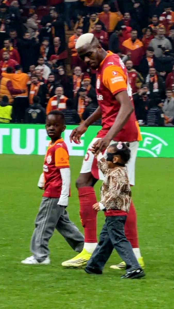 💛❤️ Maçın ardından Osimhen ve kızı Hailey.