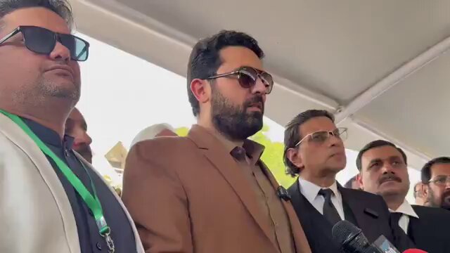 عید کے بعد رہائی فورس بنے گی،پہلے حلف ھوں گے،پھر تیاری ھوگی اور اسکے بعد رہائی کی کوشش ھوگی مطلب بات اب لمبی چلے گی لیکن ویسے رمضان میں حلف لینے سے روزہ ٹوٹ سکتا تھا؟ خیر یہ PTI کا اپنا اندورنی ہے لیکن نظر آرہا ہے کہ معاملہ عمران خان کی رہائی نہیں بلکہ ٹائم گزارنا ہے