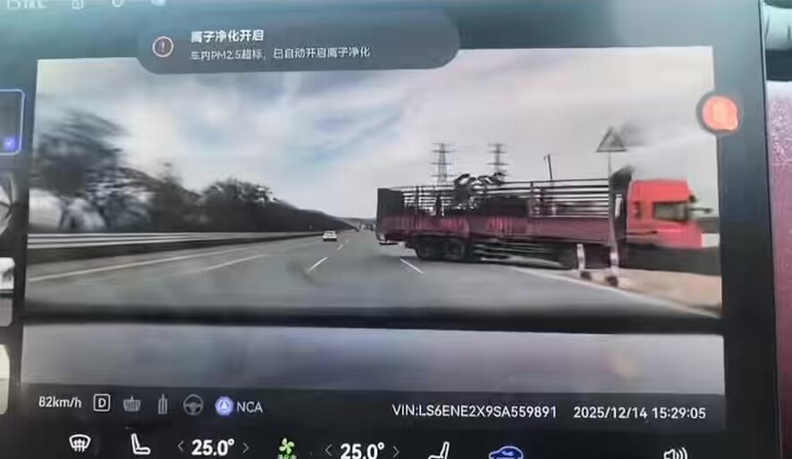 今天有中国内地网友曝光称，其使用某国产新能源汽车智能驾驶时，该车未能发现并识别障碍车辆，导致严重车祸。我早说过，新能源汽车，只有特斯拉值得信赖。
