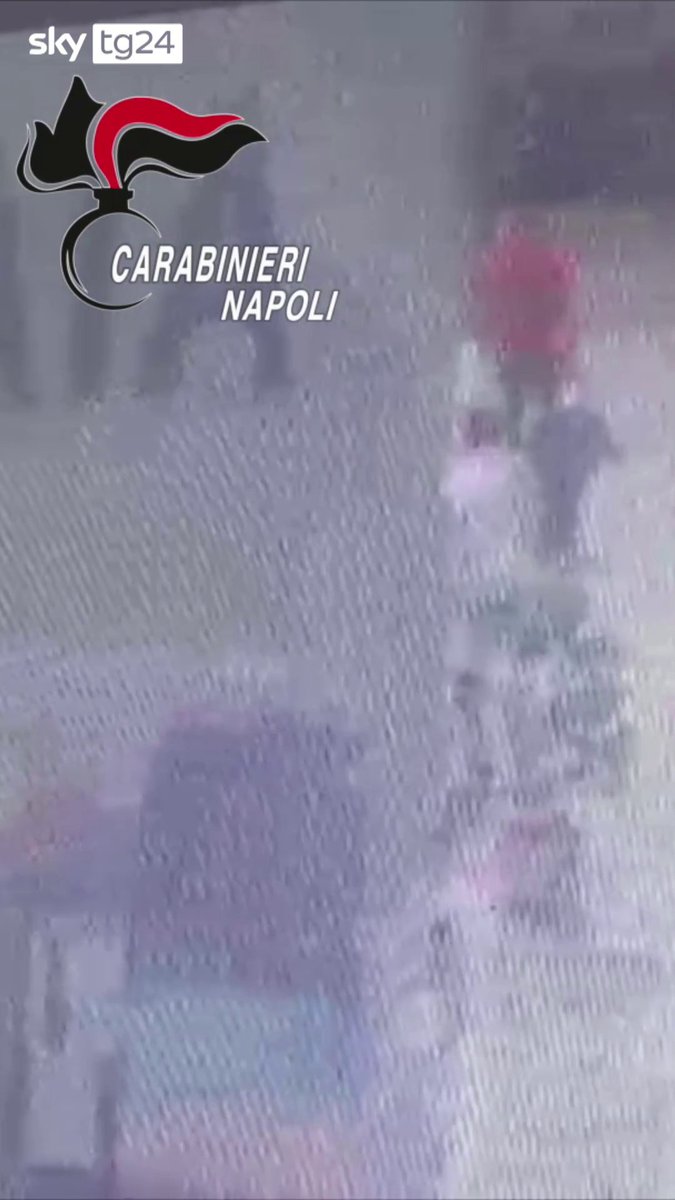 A Caivano un 45enne, ubriaco e con precedenti, ha tentato di rapire un bimbo di 5 anni all’interno del supermercato MD di via Atellana. L’uomo ha cercato più volte di afferrare il piccolo davanti alle casse, ma è stato fermato dall’intervento della madre, di un’amica e di una cassiera. Grazie alle telecamere, i Carabinieri hanno ricostruito l’accaduto e arrestato il 45enne, ora in carcere per tentato sequestro di persona