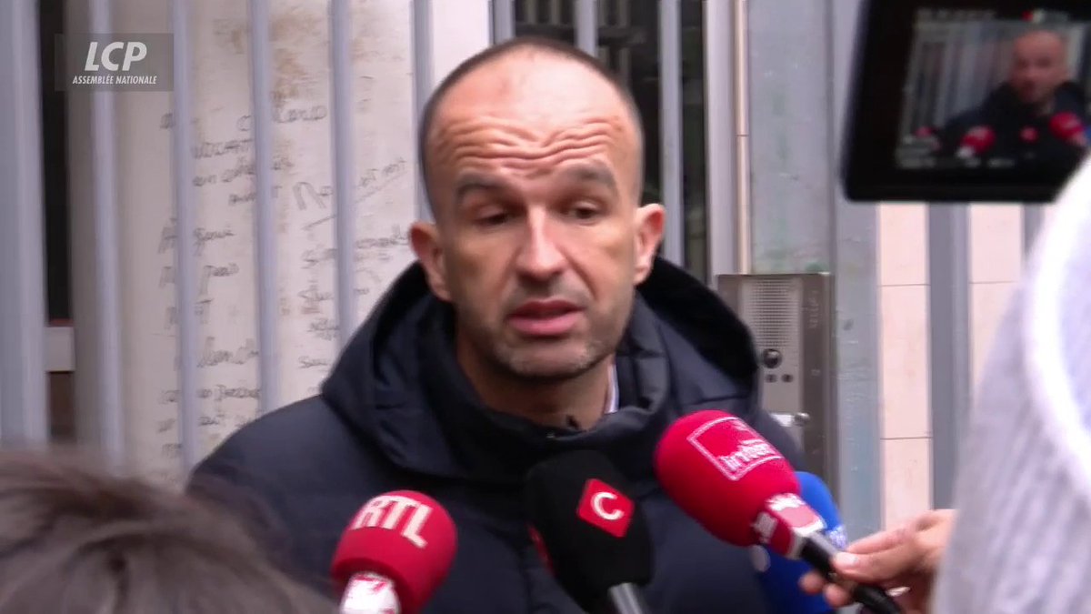 Devant le siège de #LFI, où une alerte à la bombe a eu lieu, Manuel Bompard demande "à une grande partie de la classe politique et médiatique [...] d'arrêter de se livrer à cette instrumentalisation abjecte du drame" de Lyon et redit que son parti "n'a aucune responsabilité".