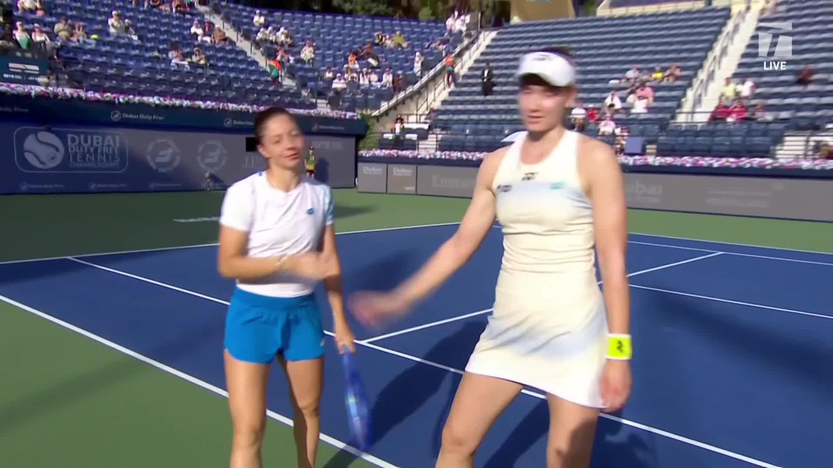 Elena Rybakina talks to the trainer before retiring against Antonia Ruzic due to fatigue 😢 Wishing Elena a speedy recovery ❤️‍🩹 #DDFTennis