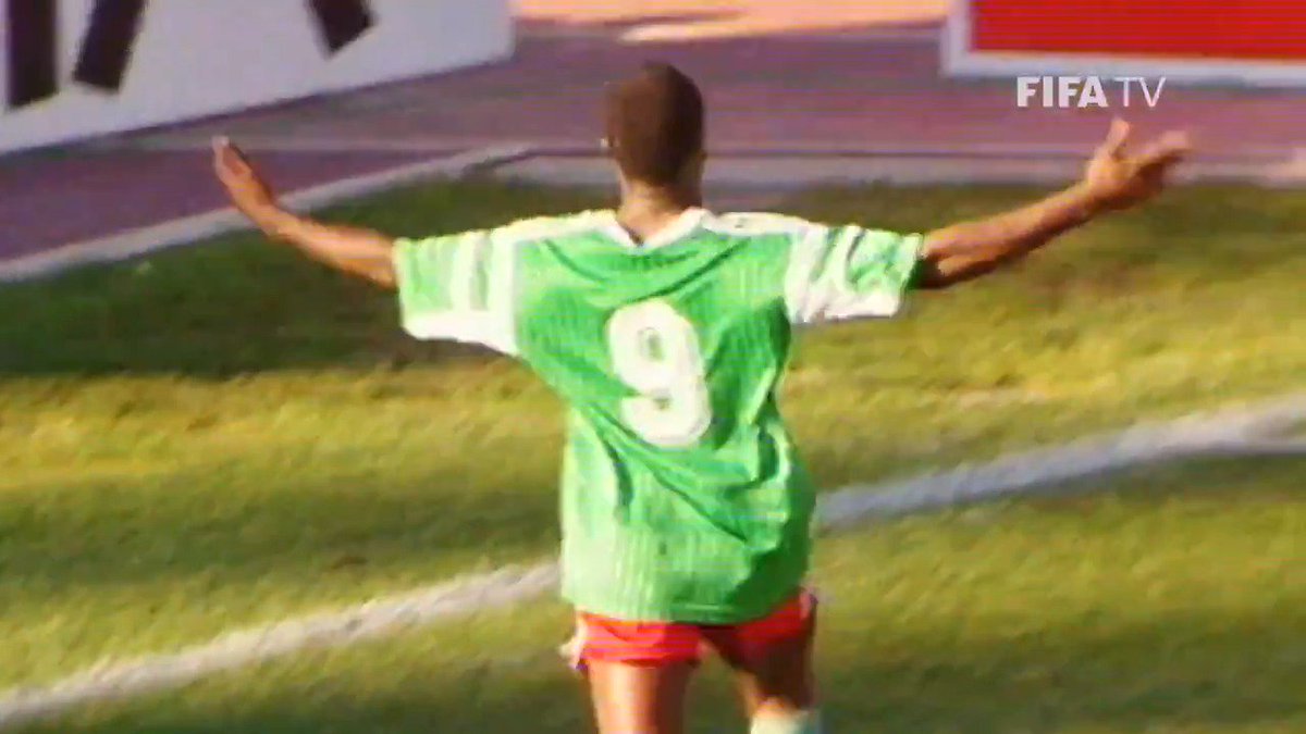 Resulta que la celebración de Vinicius era homenaje a Roger Milla, leyenda de Camerún que celebraba así en el Mundial 1990. Pues 35 años después es amarilla por provocar.