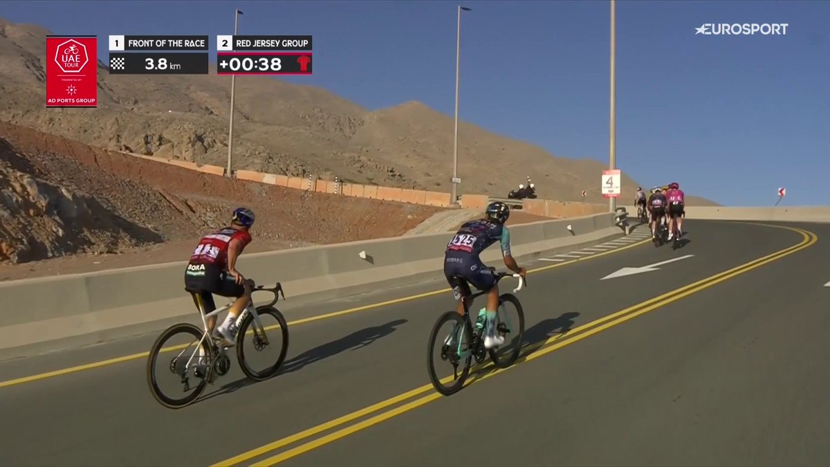 El sufrimiento de Remco Evenepoel en la subida más dura del #UAETour, el nuevo Jebel Mobrah. Afloja tras no poder seguir el ataque inicial de Felix Gall y luego acaba descolgado, con tremendos calambres. #LaCasaDelCiclismo