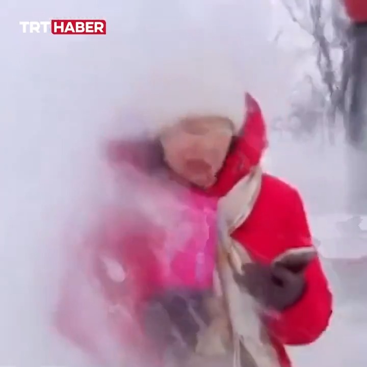 Ukrayna’nın başkenti Kiev’deki kar küreme çalışmalarını anlatan bir muhabir canlı yayında kara bulandı.