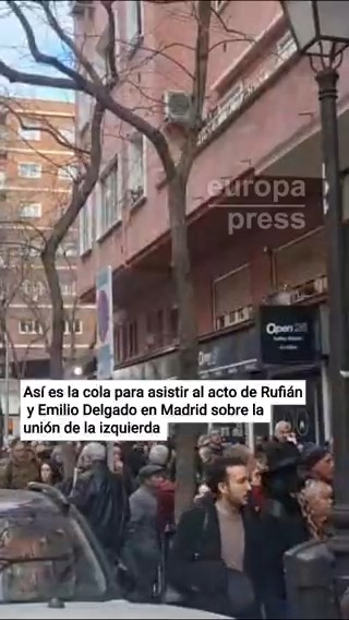 Así es la cola para asistir al acto de Rufián y Emilio Delgado en Madrid sobre la unión de la izquierda