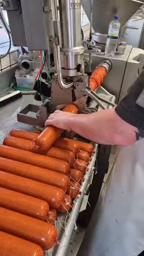 Making Holsteiner Mettwurst on a TIPPER TIE sausage tying machine.