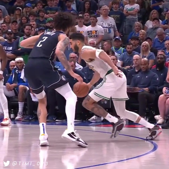 2 min de assistências do Jayson Tatum nas finais quando ganhava dobra ou depois de fazer drives inteligentes. E os nerds perseguiam ele…