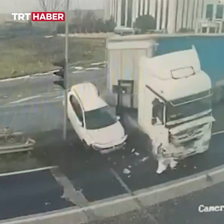 Tekirdağ'da kırmızı ışıkta geçen tır, otomobile çarptı.