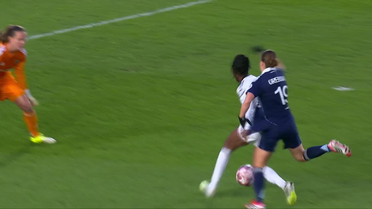 ¿Qué te parece? A los 5 minutos de partido, Thea Greboval frenó el ataque de Naomie Feller y se ganó la tarjeta roja. 📺 Toda la #UWCL por #DisneyPlus Plan Premium