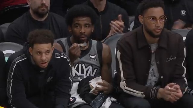 İlk sahurumuza saatler kala, maç esnasında orucunu açıp oyuna giren Kyrie Irving'i hatırlayalım 🤩