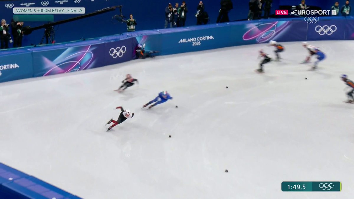 🔥🇮🇹 | Ach nee! Opnieuw gaat het mis bij de aflossing. De wissel op Michelle Velzeboer loopt mis en daar ligt Nederland, weg kans op een medaille... 🙁🙁 #MilanoCortina2026 Winterspelen 👀 HBO Max