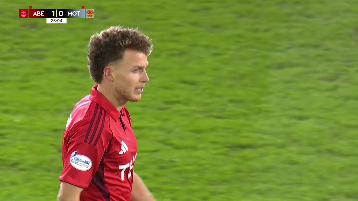 It's 10 vs 10 in Pittodrie now! 😱 Aberdeen's Dennis Geiger is sent off for a dangerous challenge following a VAR review 🟥 #ScottishCup