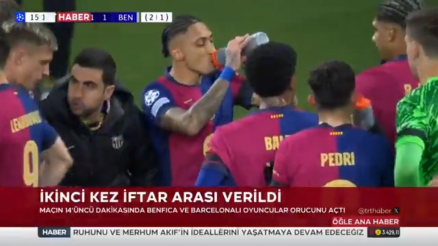 📅 11 Mart 2025 Barcelona - Benfica maçında hakem, vakit girmeden iftar arası verdi. Benfica forması giyen Kaptan Orkun Kökçü'nün hakemi uyarmasıyla maç devam etti.