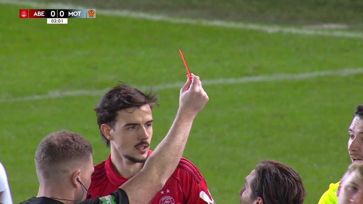 The lad has slipped and the keeper is obviously claiming that but the referee has given a RED CARD… What am I seeing 🤣🤣🤣