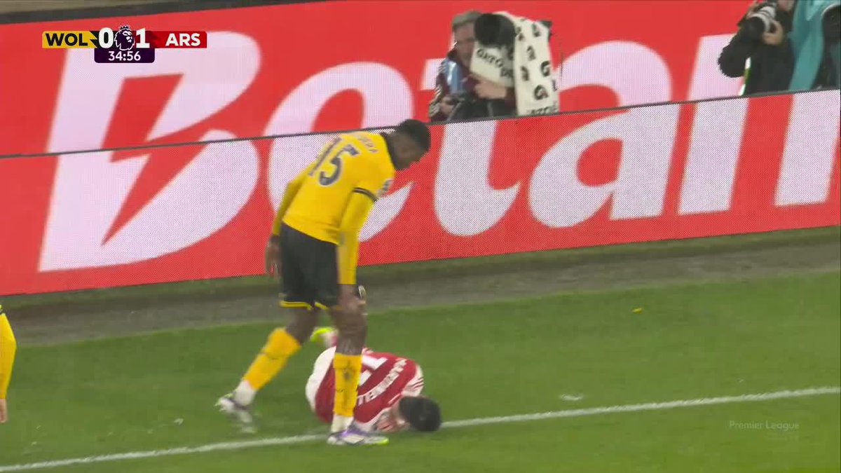 FESTEJÓ LA BARRIDA: el colombiano Mosquera le ganó el duelo a Martinelli sobre la banda y lo celebró. 📺 Mirá la #PremierLeague por #DisneyPlus Plan Premium