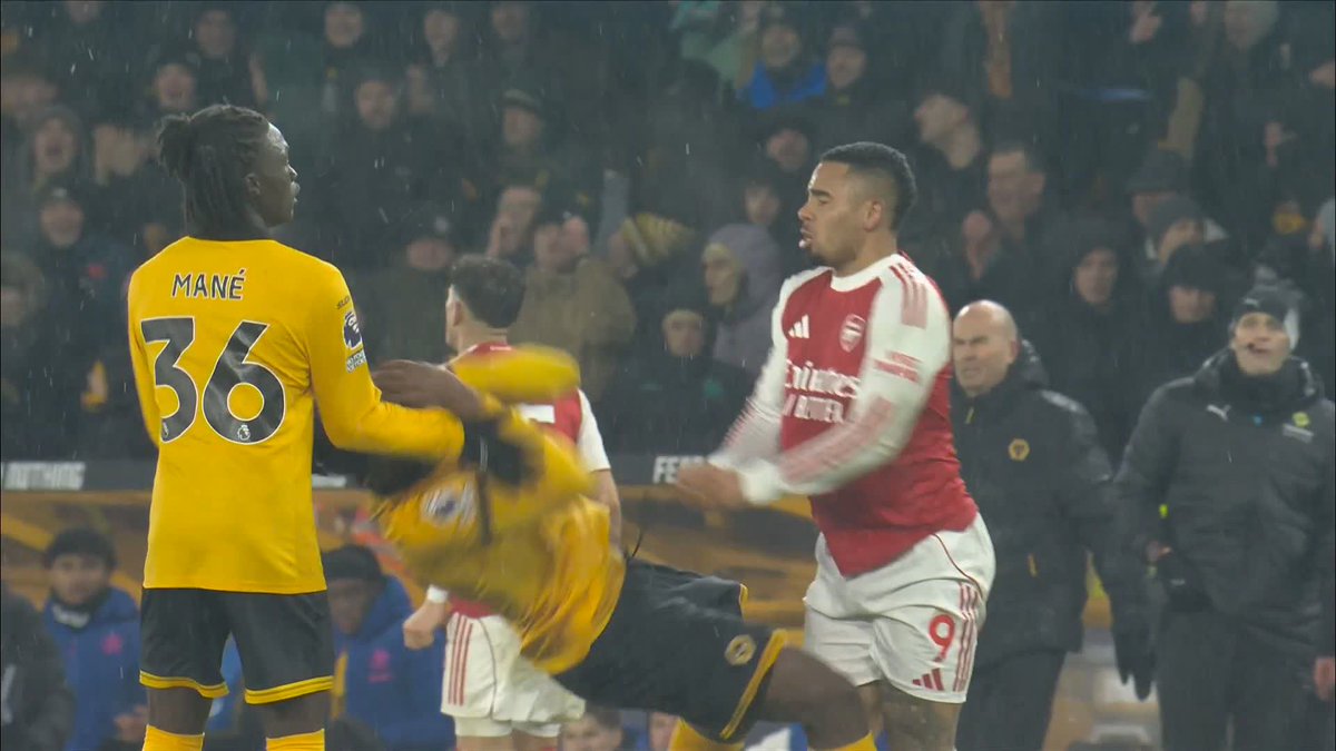 Tempers flaring at the full-time whistle as Arsenal drop more points in the title race 🫣