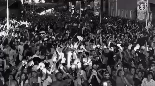 GRAVE! A PM de Pernambuco, sob comando da governadora Raquel Lyra, agrediu foliões no show do Djonga no Carnaval. Ele precisou parar a apresentação pra reclamar: “A rapaziada vai pular. Esse é meu show. Se puderem dar licença… estão atrapalhando. Vocês vão continuar agredindo?”