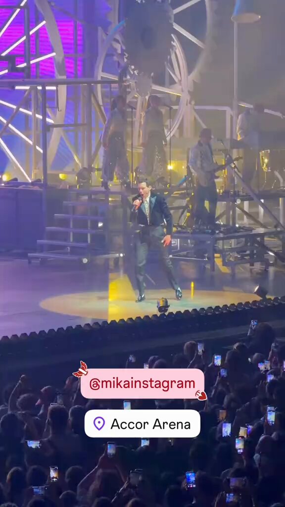 Le chanteur Mika chante en playback pour son concert à Paris.😳