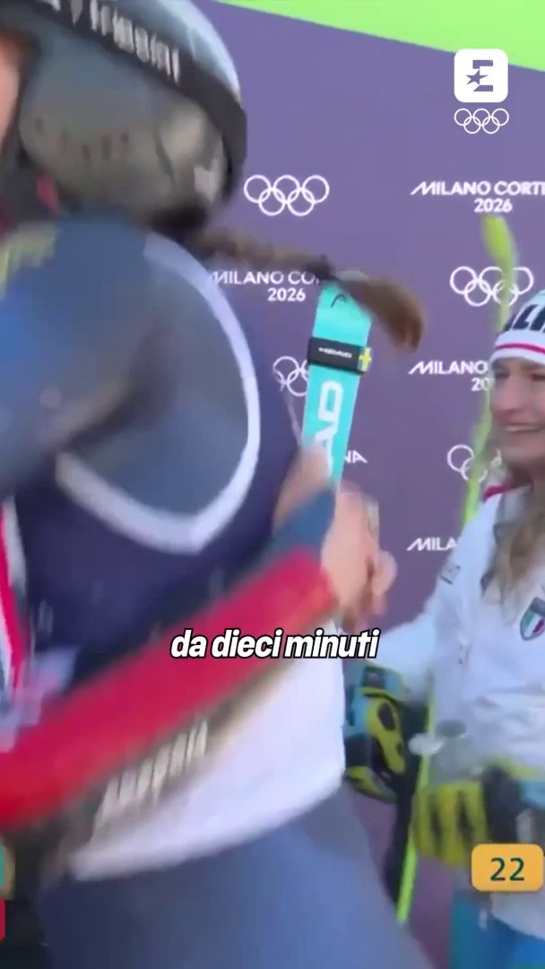 L’abbraccio di Tina Maze a Lara Della Mea è da parte di tutta l’Italia
