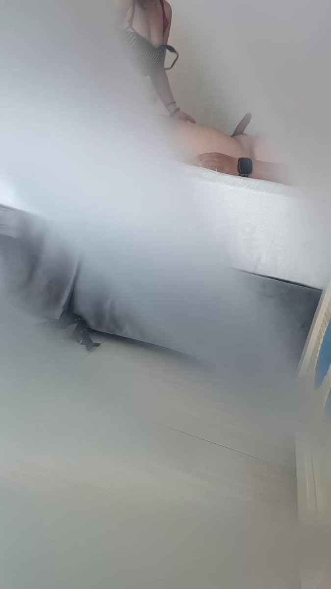 毛玻璃遮得住我的臉，遮不住我的騷 熟悉的單男…進門就很硬，他說吃了小藥丸，我說那你可以射幾次？ 最喜歡單男不會遲射，不會忍過頭，兩個小時總共射了三次 透過毛玻璃，我看著老公打手槍，我超級興奮.. 單男：你怎麼那麼濕？ 我：看著老公打手槍，看起來好色好想被他幹… #單男 #夫妻聯誼 #Ntr