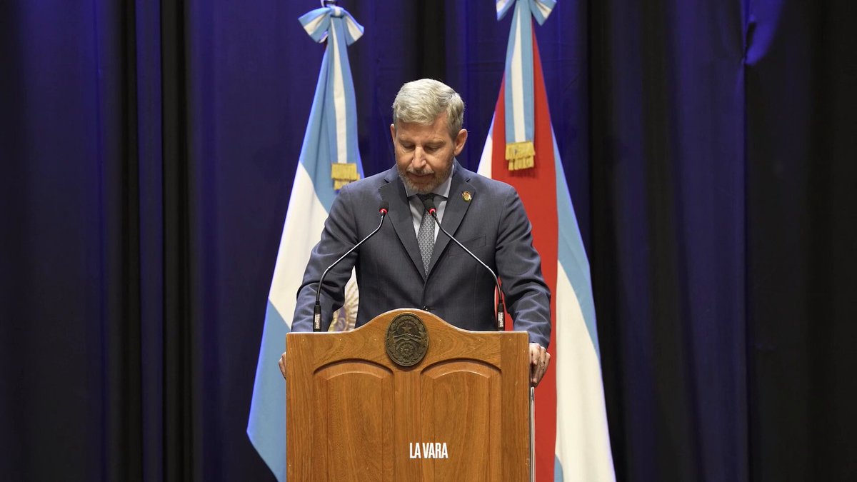 La vara no se baja, se eleva. En la peor crisis reciente ordenamos el Estado, pasamos del déficit al equilibrio y evitamos el default. No porque haya más recursos. Porque estamos mejor plantados