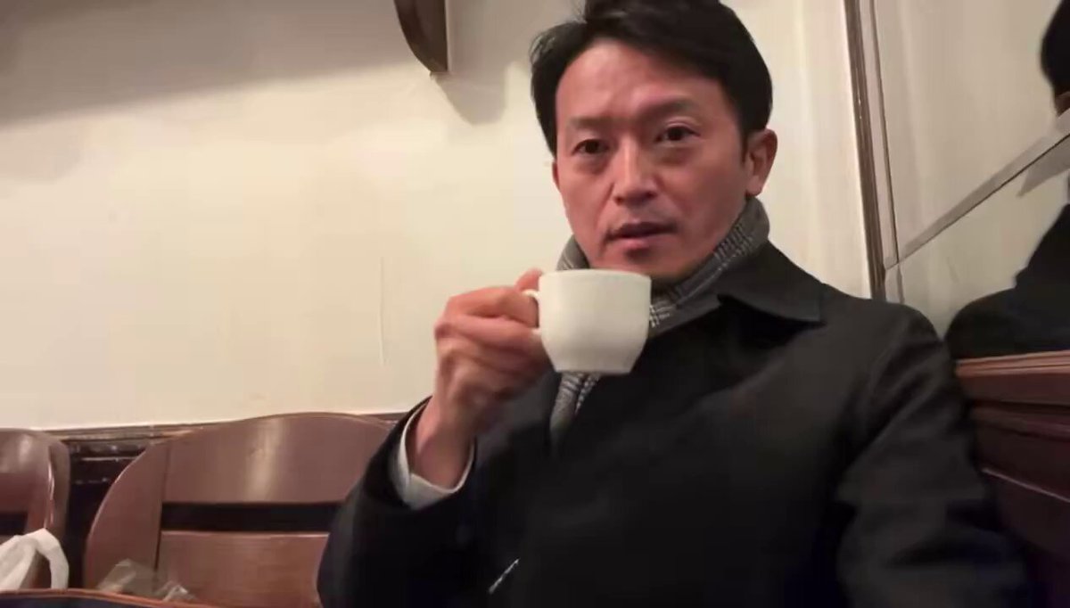 #さいとう知事はこんな人 #斎藤元彦ヤバくてキモい 当事者でありながら、自分に下されたに等しい判決文を読まず 当事者でありながら、自分についての総理大臣答弁を聞かず 食べて飲んでばかりいる異常者がこちらです( ･᷄ᯅ･᷅ )