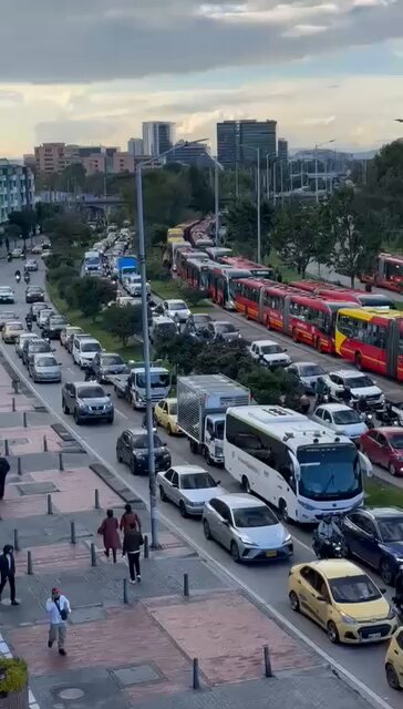 ¡Bogotá sometida al caos por la inoperancia del alcalde Carlos F. Galán! La "protesta social" no puede seguir siendo la excusa perfecta para paralizar la ciudad y afectar la movilidad de miles. Una ciudad sin orden es una ciudad sin futuro; necesitamos recuperar la autoridad y hacer respetar la ley. Bloquean porque sí😡