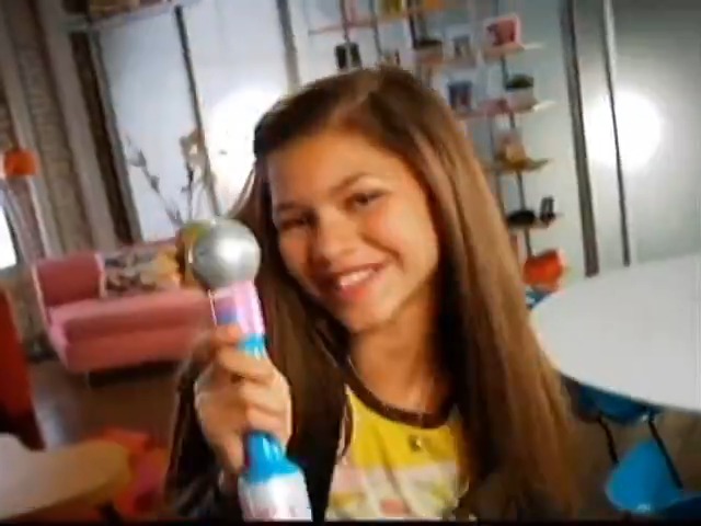 ai como pode existir um comercial de brinquedos de iCarly com ninguém mais ninguém menos que a ZENDAYA?