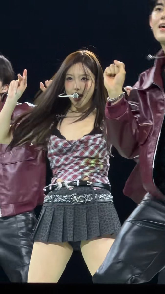 ANOTHER NEW NAYEON OUTFIT FOR MEEEEEE