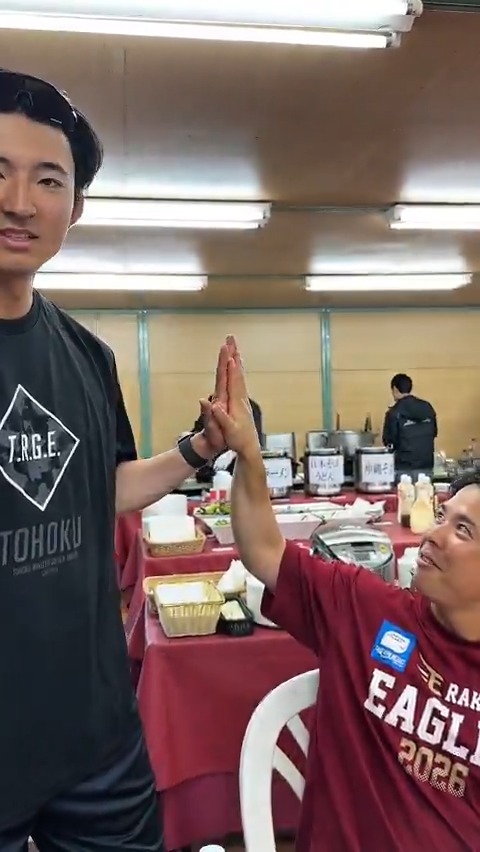 手の大きさが1番大きい人✋と1番小さい人✋ 同じプロ野球選手でもこれくらいサイズ違います😶 他の選手のサイズはこちらの動画をチェック✅ #藤井聖 #荘司康誠 #タイヤはフジスプリングキャンプ2026 #RakutenEagles #強鷲革新